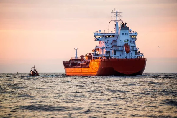 Statek Towarowy Morzu Bałtyckim Zachodzie Słońca Zbliżenie Łotwa — Zdjęcie stockowe