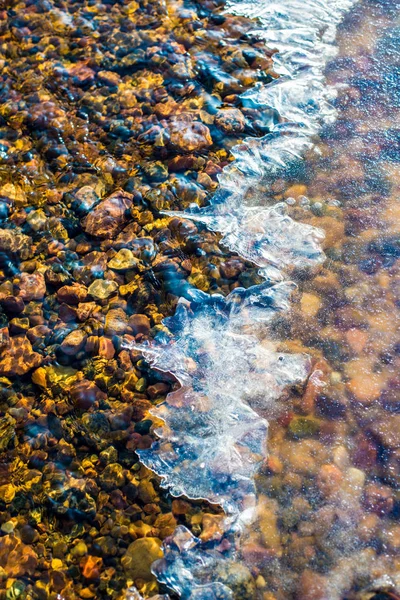 Coloridas Piedras Bajo Agua Helada Del Mar Letonia —  Fotos de Stock