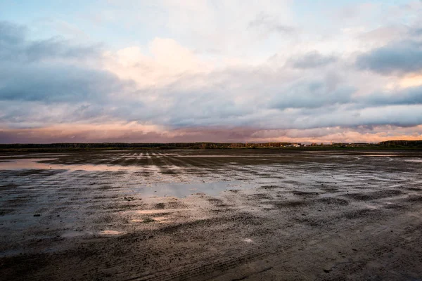 Nuvens Coloridas Por Sol Sobre Estrada Sujeira País Campos Florestas — Fotografia de Stock