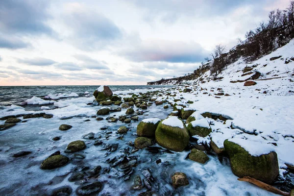 Winterlandschaft Die Schneebedeckte Steinige Ostseeküste Bei Sonnenuntergang Paldiski Estland — Stockfoto