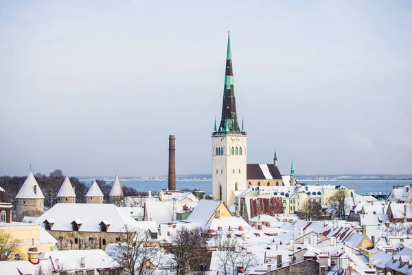 阳光明媚的冬日 蓝天白云 爱沙尼亚塔林老城的全景 圣玛丽大教堂特写 — 图库照片