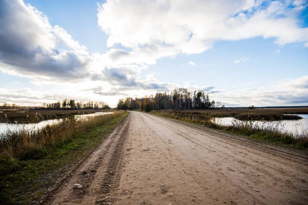 Sonbahar manzarası. Bulutlu mavi gökyüzüne karşı nehrin görünümü, Letonya