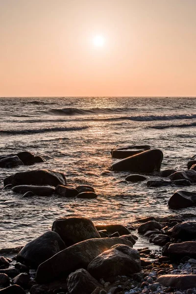 日落时分波罗的海的石质海岸 Hiumaa岛 爱沙尼亚 — 图库照片