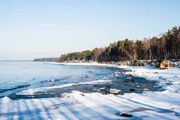 Paisagem Inverno Mar Coberto Neve Árvores Verdes Contra Céu Azul — Fotografia de Stock