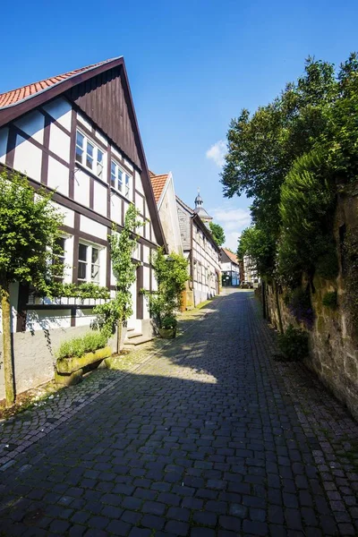 Casas na rua em Tecklenburg Alemanha em um verão ensolarado da — Fotografia de Stock