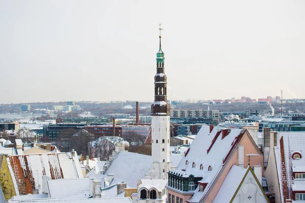 Napos Téli Napon Kék Felhők Gyönyörű Kilátás Észtországi Tallinn Óvárosára — Stock Fotó