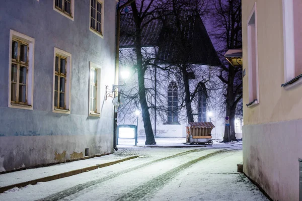 夜晚被雪覆盖的空旷的街道 爱沙尼亚塔林老城 — 图库照片