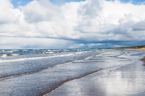 Una Vista Del Mar Báltico Contra Cielo Azul Claro Olas —  Fotos de Stock