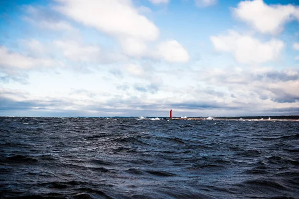 Utsikt Över Östersjön Och Fyren Molnig Vinterdag Morgonljus Lettland — Stockfoto