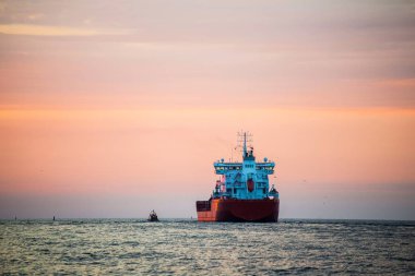 Gün batımında Baltık denizinde kargo gemisi, yakın çekim, Letonya