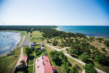 Hiumaa Adası manzarası, Estonya. Güneşli yaz günü