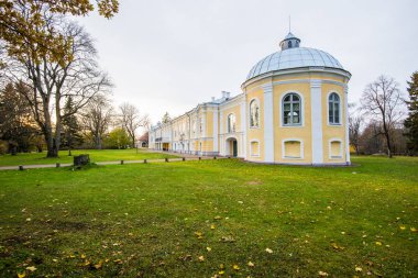 Parkta manor yakın çekim, açık sonbahar akşamı, Estonya