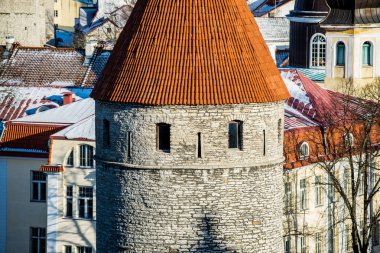 Kış. Tallinn Old Town, Estonya, açık güneşli bir günde. Şehir kuleleri yakın çekim