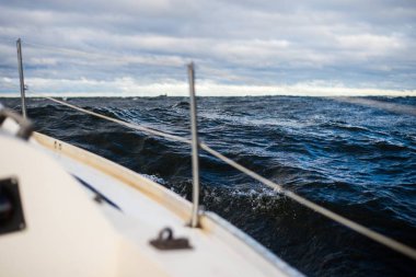 Kış yelkenlisi. Yat güvertesinden yay için bir görünüm. Baltık Denizi, Letonya