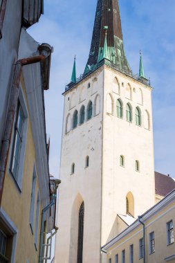 Kış. Tallinn Old Town, Estonya, açık güneşli bir günde. St. Olaf Kilisesi yakın çekim