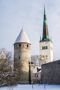 Kış. Tallinn Old Town, Estonya, açık güneşli bir günde. Şehir kuleleri ve St. Olaf Kilisesi yakın çekim
