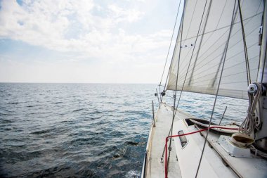 Baltık denizinin üzerinde saf sabah ışığı. Yelkenlinin güvertesinden fiyonk, Estonya'ya bir manzara