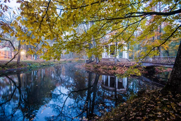 秋天的晚上在公园里 白色的花园房子 池塘和五颜六色的树木 拉脱维亚 凯梅里 — 图库照片