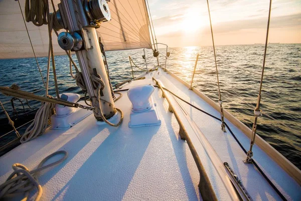 日没時に出航 ヨットのデッキから弓と帆への眺め 接近中だ バルト海 ラトビア — ストック写真