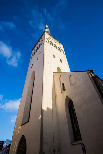 Zimní Staré Město Tallinn Estonsko Jasného Slunečného Dne Blízký Kostel — Stock fotografie