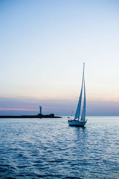 Navega Yate Blanco Atardecer Mar Báltico Letonia — Foto de Stock