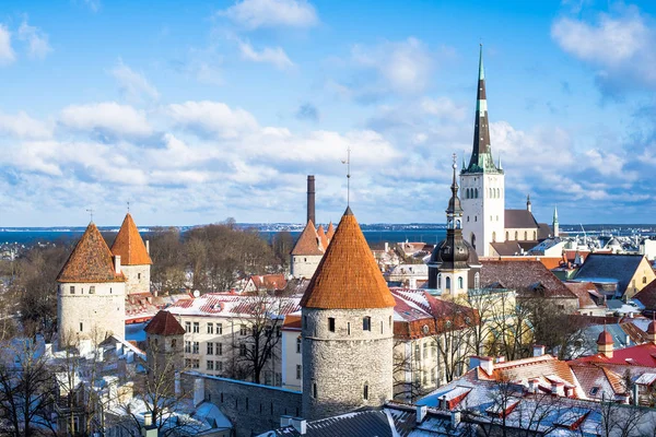 晴れた冬の日 青い空とカラフルな雲 エストニア タリン旧市街のパノラマビュー — ストック写真