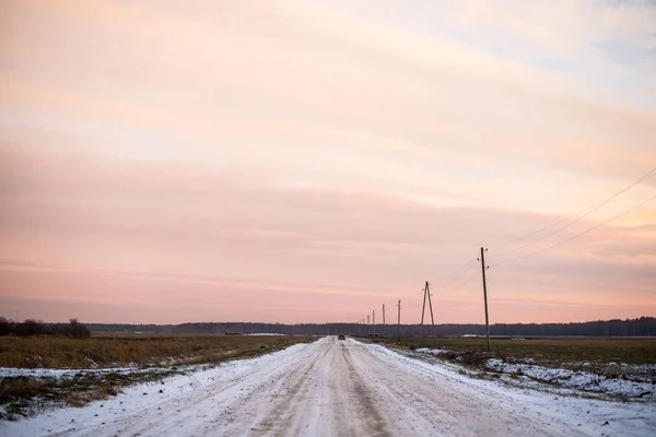 Uma Estrada Rural Coberta Neve Pelos Campos Pôr Sol Floresta — Fotografia de Stock