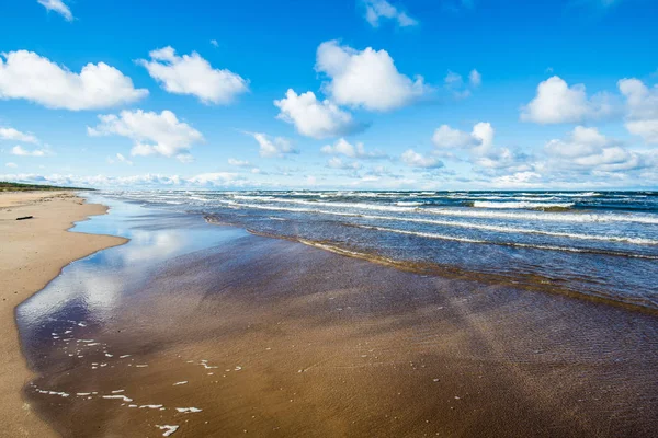 Pohled Baltské Moře Před Jasnou Modrou Oblohou Vlnami Mraky Lotyšsko — Stock fotografie