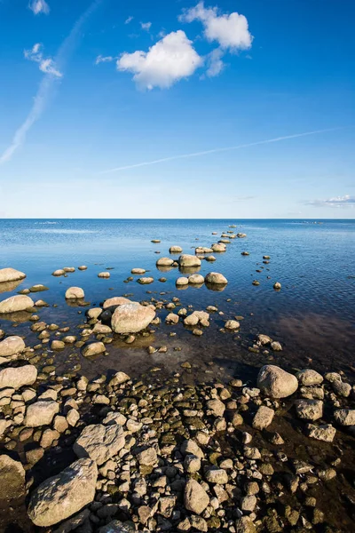 Una Vista Del Lago Desde Costa Pedregosa Día Soleado Estonia —  Fotos de Stock