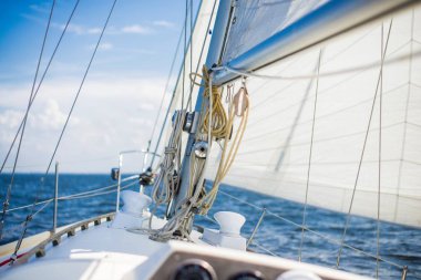 Güneşli bir yaz gününde yelken, yay ve yelken, yakın çekim yat güvertesinden bir görünüm. Baltık Denizi, Letonya