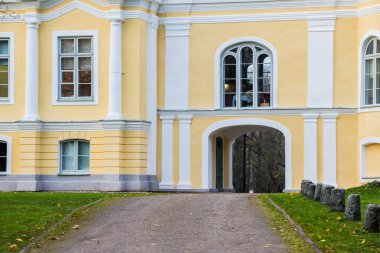 Parkta manor yakın çekim, açık sonbahar akşamı, Estonya