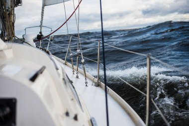 Kış yelkenlisi. Yat güvertesinden yay için bir görünüm. Baltık Denizi, Letonya
