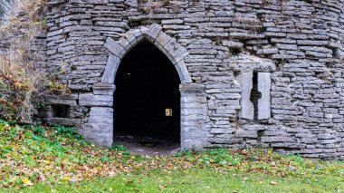 Parkta manor yakın çekim, açık sonbahar akşamı, Estonya