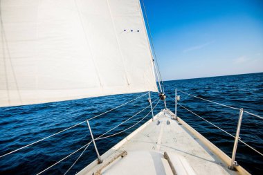 Gün doğumunda denize açılıyor. Yat güvertesinden yay ve yelkenlere bir manzara. Baltık Denizi, Estonya