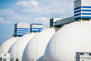 Riga, Letonya limanındaki teknik binaların görünümü. Close