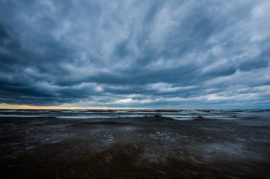 Fırtınalı hava. Bulutlu bir sonbahar gününde Baltık denizi ve deniz kıyısı manzarası, Letonya