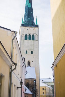 Kış. Tallinn Old Town, Estonya, açık güneşli bir günde. St. Olaf Kilisesi yakın çekim