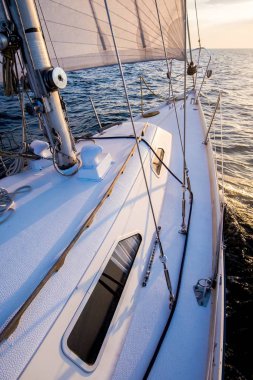 Gün batımında denize açılacağız. Yat güvertesinden pruva ve yelkenlere bir manzara. Yakın plan. Baltık Denizi, Letonya