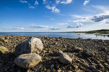 Güneşli bir günde taşlı kıyıdan göl manzarası, Estonya