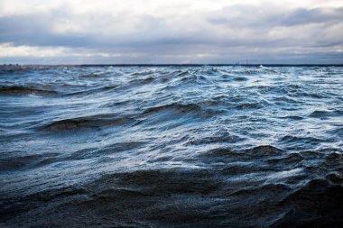 Kış yelkenlisi. Gün batımında soğuk mavi deniz. dalgalar ve bulutlar, Norveç