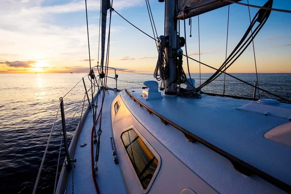 Berlayar Saat Matahari Terbenam Pemandangan Dari Dek Kapal Pesiar Haluan — Stok Foto
