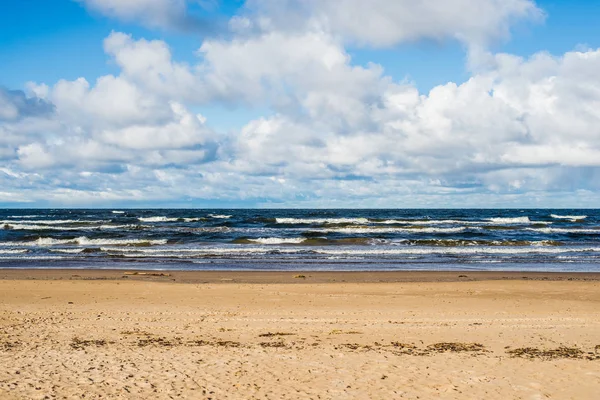 Una Vista Costa Del Mar Báltico Olas Nubes Día Claro —  Fotos de Stock