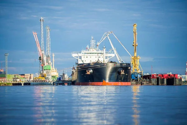 Gros Plan Cargo Dans Port Riga Sous Ciel Bleu Nuageux — Photo