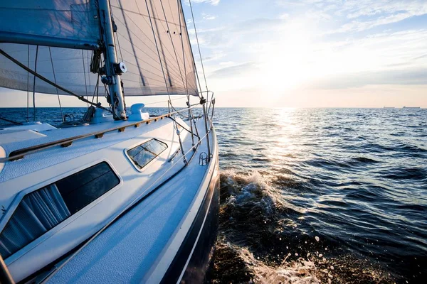 日落时航行 从游艇甲板到船头和船帆的景色 波罗的海 拉脱维亚 — 图库照片