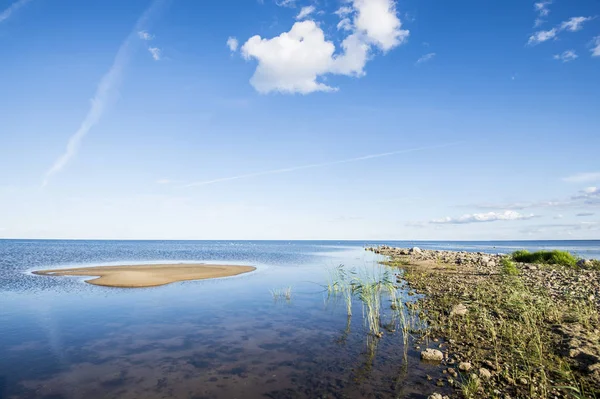 Θέα Στη Λίμνη Από Πέτρινη Ακτή Μια Ηλιόλουστη Μέρα Εσθονία — Φωτογραφία Αρχείου