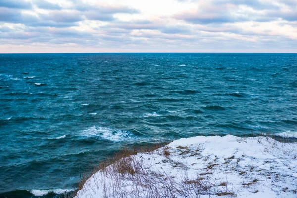 Paisagem Inverno Mar Rochoso Coberto Neve Mar Báltico Pôr Sol — Fotografia de Stock