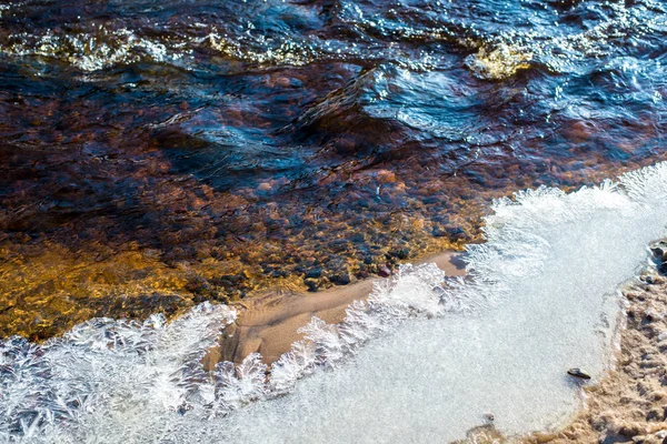 Красочные Камни Ледяной Водой Моря Латвия — стоковое фото