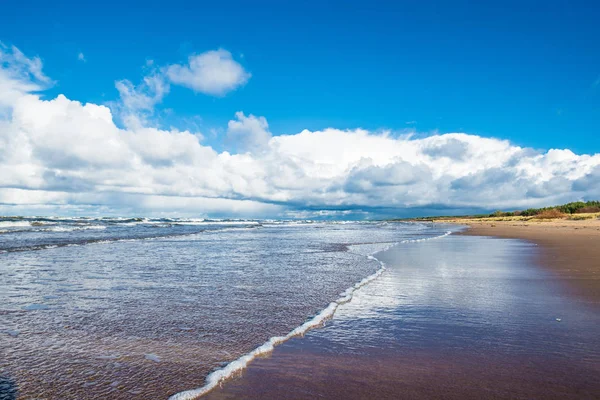 波罗的海的景色与清澈的蓝天 海浪和云彩 拉脱维亚 — 图库照片