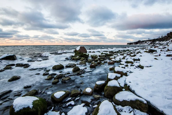 Paisagem Inverno Mar Rochoso Coberto Neve Mar Báltico Pôr Sol — Fotografia de Stock