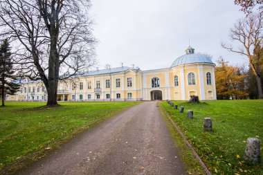 Parkta manor yakın çekim, açık sonbahar akşamı, Estonya